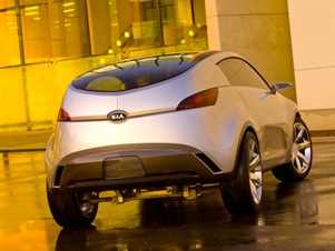La partie arrire de ce concept-car <b>Kia Kue</b> est l'lment le plus original de ce concept-car, en rupture avec ce que nous avons l'habitude de voir chez les autres constructeurs automobiles.<br>
Les sorties d'chappement sont intgres au bouclier arrire de faon trs originale.<br>
Les surfaces sont pures, simples. Une bonne direction de design.